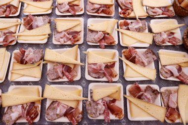 Bir restoranda açık büfe. Jambon ve satrançtan oluşan küçük tabaklar.