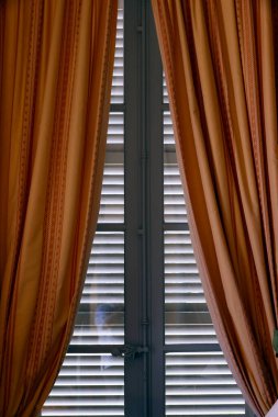 Odadaki penceredeki kırmızı perde. Burgonya şarabı. Fransa. 