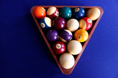 Bilardo ya da bilardo topu üçgeni içinde düzenlenir. Burgonya şarabı. Fransa. 