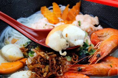 Siyah bir kasede servis edilen taze deniz ürünleri Vietnam çorbası. Asya mutfağı. 