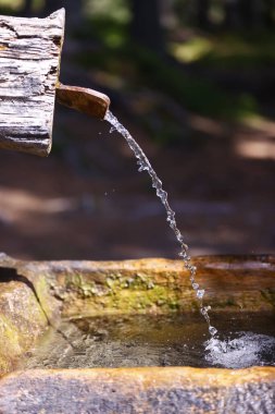 Fransız Alpleri 'ndeki dağ kaynağı çeşmesi. Les Contamines. Fransa. 