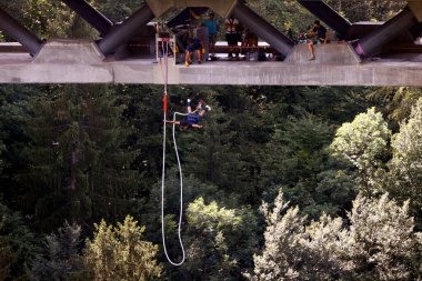 Mont-Blanc köprüsünden bungee jumping. Aziz Gervais Mont-Blanc. Fransa. 