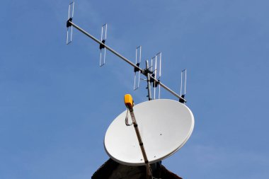 Televizyon için beyaz ev uydu dishe. Valgrisenche. İtalya. 