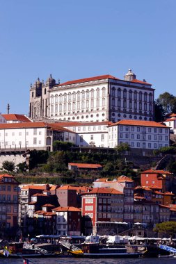 Ribeira 'nın tarihi bölgesi Se Katedrali ve Piskopos Sarayı manzaralı. Porto. Portekiz. 