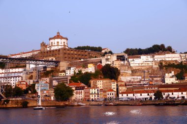 Porto 'daki Duoro Nehri, I. Luis köprüsü ve Serra do Pillar Manastırı ile Vila Nova de Gaia. Porto. Portekiz. 