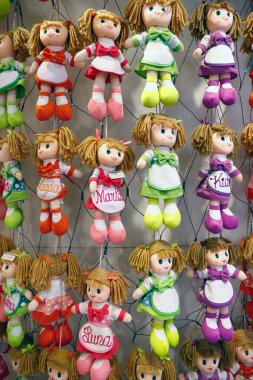 Santa Catarina caddesi, yaya alışveriş merkezi. Hediyelik eşya dükkanı. Küçük bebekler. Porto. Portekiz. 