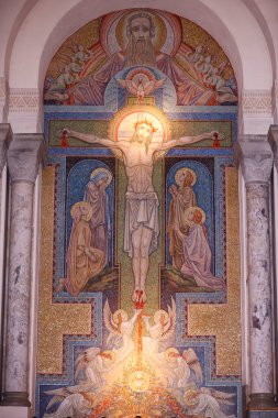 Basilique de la Ziyaret. İsa 'nın Tutkusu. Çarmıha gerilme, çarmıha gerilen İsa. Antoine Molkenboer 'dan Mozaikler. Annecy. Fransa. 