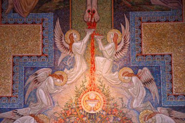 Basilique de la Ziyaret. İsa 'nın Tutkusu. Çarmıha gerilme, çarmıha gerilen İsa. Antoine Molkenboer 'dan Mozaikler. Annecy. Fransa. 
