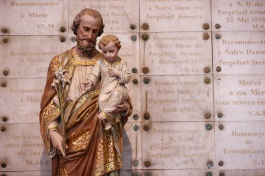 Aziz Leonard Kilisesi. Küçük İsa 'nın kollarında Aziz Josef. Honfleur. Fransa. 