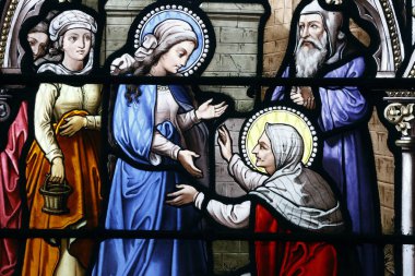 Aziz Leonard Kilisesi. Lekeli cam. Ziyaret, İsa 'ya hamile olan Meryem' in Vaftizci Yahya 'ya hamile olan Elizabeth' i ziyaret etmesidir. Honfleur. Fransa. 