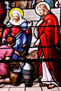 Saint Aubin Kilisesi. Lekeli cam. Cana 'daki Evlilikte suyun şaraba dönüştürülmesi İsa' nın ilk mucizesidir. Houlgate 'de. Fransa.