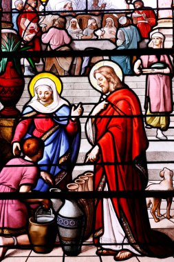 Saint Aubin Kilisesi. Lekeli cam. Cana 'daki Evlilikte suyun şaraba dönüştürülmesi İsa' nın ilk mucizesidir. Houlgate 'de. Fransa.