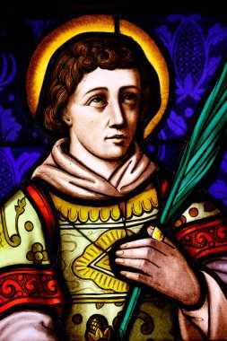 Aziz Helier Kilisesi. Lekeli cam. Aziz Helier 6. yüzyıldan kalma münzevi bir münzeviydi. Manş Adaları 'ndaki Jersey' nin koruyucu azizidir. Bleuzeville 'de. Fransa. 