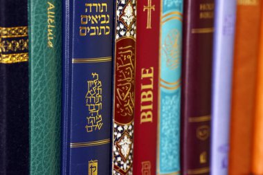 Hıristiyanlık, İslam ve Yahudilik. İncil, Kuran ve Tevrat. Dinler arası veya dinler arası semboller. İnanç ve maneviyat kavramı.