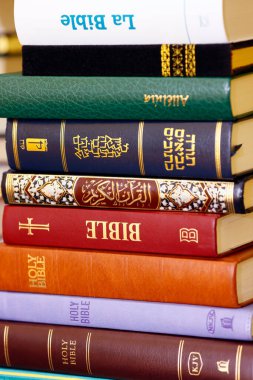 Hıristiyanlık, İslam ve Yahudilik. İncil, Kuran ve Tevrat. Dinler arası veya dinler arası semboller. İnanç ve maneviyat kavramı.