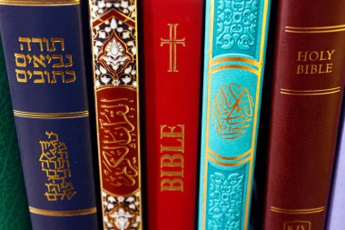 Hıristiyanlık, İslam ve Yahudilik. İncil, Kuran ve Tevrat. Dinler arası veya dinler arası semboller. İnanç ve maneviyat kavramı.