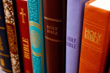 Hıristiyanlık, İslam ve Yahudilik. İncil, Kuran ve Tevrat. Dinler arası veya dinler arası semboller. İnanç ve maneviyat kavramı.