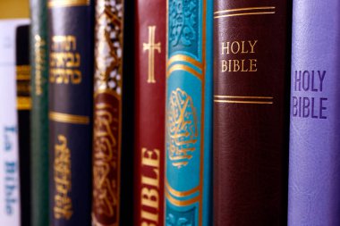 Hıristiyanlık, İslam ve Yahudilik. İncil, Kuran ve Tevrat. Dinler arası veya dinler arası semboller. İnanç ve maneviyat kavramı.