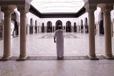 Büyük Paris Camii. Müezzin, Namaz 'ı çağırıyor. Fransa.