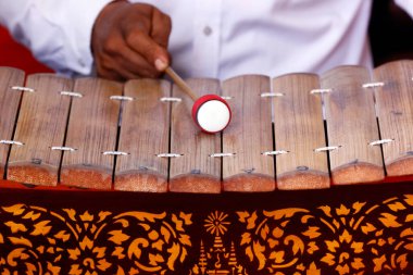  Kamboçya tapınağındaki Gamelan enstrümanları. Hazırda bekle. Phnom Penh. Kamboçya. Phnom Penh; Kamboçya. 