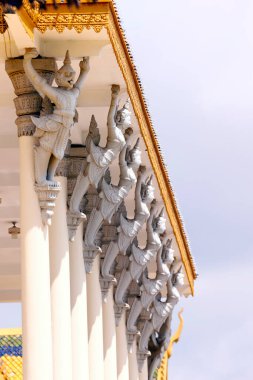 Kraliyet sarayı kompleksi. Phnom Penh Kraliyet Sarayı Taht Salonunun çatı ve sütunları. Phnom Penh; Kamboçya. 