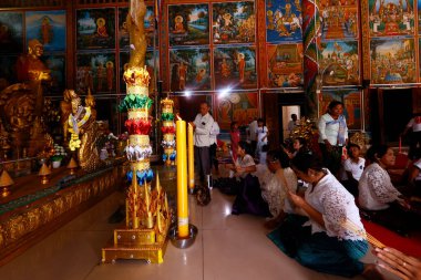 Mongkol Serei Kien Khleang Pagoda. Buda 'ya dua eden kadınlar. Budist töreni. Phnom Penh; Kamboçya. 