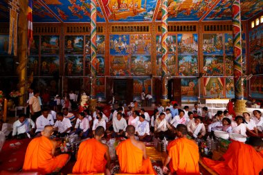 Mongkol Serei Kien Khleang Pagoda. Budist törenindeki keşişler. Phnom Penh; Kamboçya. 