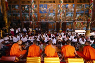 Mongkol Serei Kien Khleang Pagoda. Budist törenindeki keşişler. Phnom Penh; Kamboçya. 