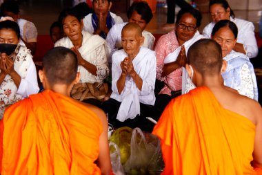 Mongkol Serei Kien Khleang Pagoda. Budist törenindeki keşişler. Phnom Penh; Kamboçya. 