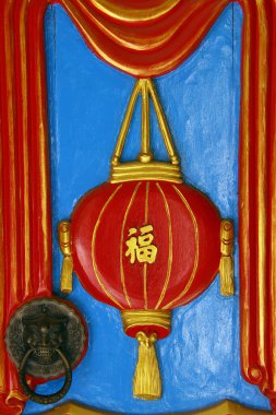 Mongkol Serei Kien Khleang Pagoda. Kırmızı fenerle süslenmiş bir kapı. Phnom Penh; Kamboçya. 