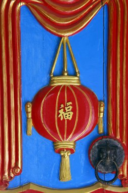 Mongkol Serei Kien Khleang Pagoda. Kırmızı fenerle süslenmiş bir kapı. Phnom Penh; Kamboçya. 