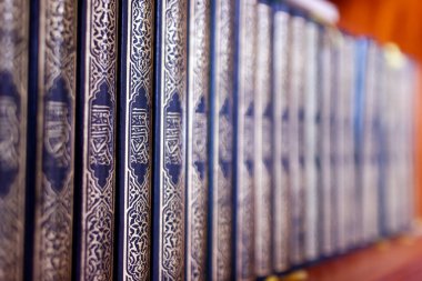 Bir mescitte Kur 'an-ı Mübarek. İslam sembolü. Phnom Penh. Kamboçya. 