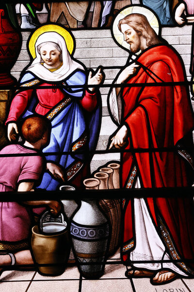 Церковь Святого Обина. Витражи. Превращение воды в вино в браке в Кане является первым чудом, приписываемым Иисусу. Хоулгейт. Франция.
