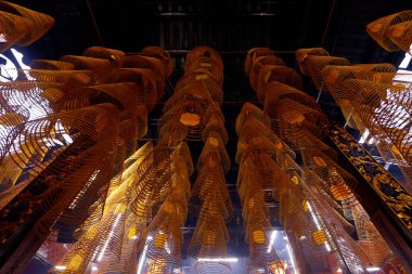 Canton Toplantı Salonu 'nda. Tavandan sarkan büyük tütsü spiralleri. Olabilir Tho. Vietnam. 