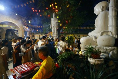 Quang Khanh Pagoda. Budist inananlar gece Buda 'ya dua ediyorlar. Olabilir Tho. Vietnam. 