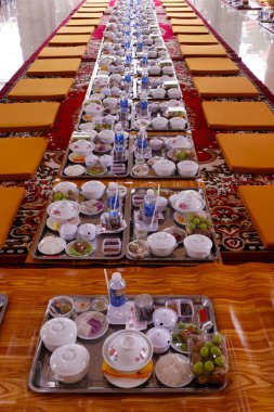 Phuoc Hue Budist tapınağı. Ana salonda rahipler için vejetaryen yemeği. Vietnam. 
