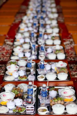 Phuoc Hue Budist tapınağı. Ana salonda rahipler için vejetaryen yemeği. Vietnam. 