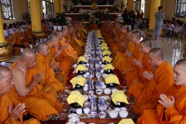 Phuoc Hue Budist tapınağı. Ana salonda Budist ayinindeki rahipler. Vejetaryen yemeği. Vietnam. 