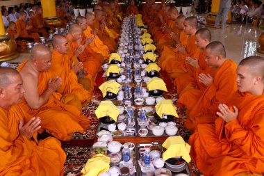 Phuoc Hue Budist tapınağı. Ana salonda Budist ayinindeki rahipler. Vejetaryen yemeği. Vietnam. 