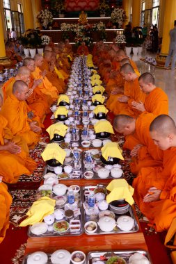 Phuoc Hue Budist tapınağı. Ana salonda Budist ayinindeki rahipler. Vejetaryen yemeği. Vietnam. 