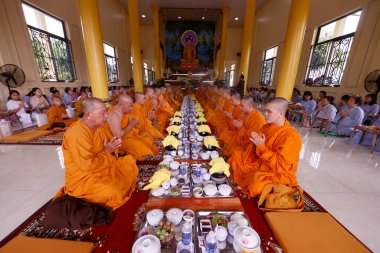 Phuoc Hue Budist tapınağı. Ana salonda Budist ayinindeki rahipler. Vejetaryen yemeği. Vietnam. 