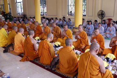 Phuoc Hue Budist tapınağı. Ana salonda Budist ayinindeki rahipler. Vejetaryen yemeği. Vietnam. 