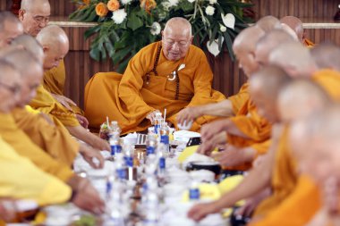 Phuoc Hue Budist tapınağı. Ana salonda Budist ayinindeki rahipler. Vejetaryen yemeği. Vietnam. 