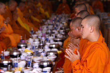 Phuoc Hue Budist tapınağı. Ana salonda Budist ayinindeki rahipler. Vejetaryen yemeği. Vietnam. 