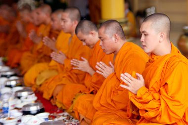 Phuoc Hue Budist tapınağı. Budist ayininde rahipler ana salonda dua ediyorlar. Vietnam. 