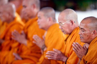 Phuoc Hue Budist tapınağı. Budist ayininde rahipler ana salonda dua ediyorlar. Vietnam. 