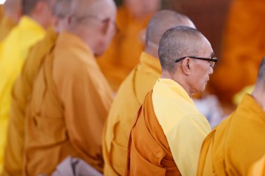 Phuoc Hue Budist tapınağı. Budist ayininde rahipler ana salonda dua ediyorlar. Vietnam. 