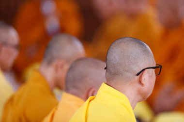 Phuoc Hue Budist tapınağı. Budist ayininde rahipler ana salonda dua ediyorlar. Vietnam. 