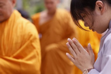 Phuoc Hue Budist tapınağı. Budist töreni. Rahiplerin geçit töreni. Vietnam. 