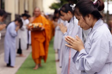 Phuoc Hue Budist tapınağı. Budist töreni. Rahiplerin geçit töreni. Vietnam. 